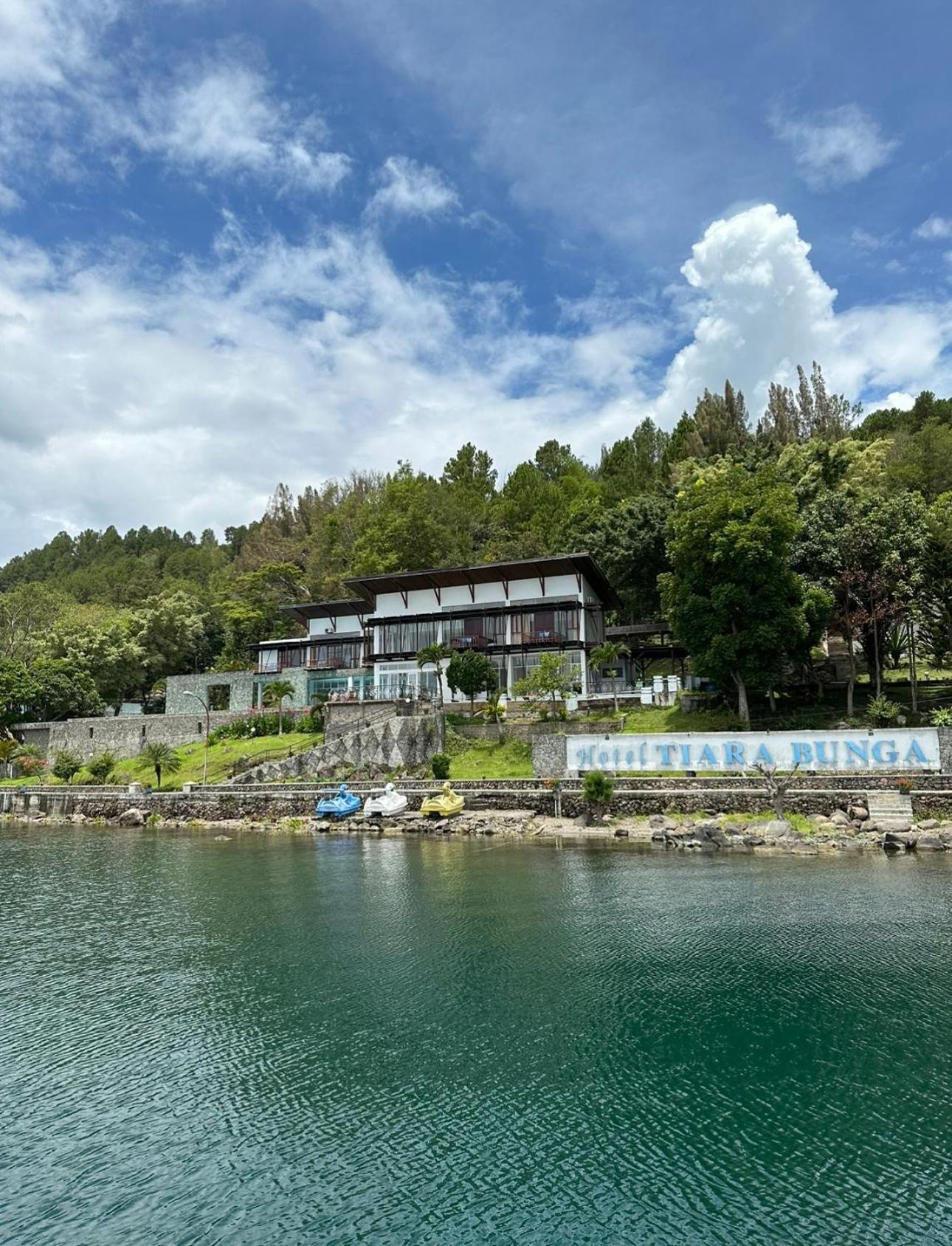 Tiara Bunga Hotel & Villa Balige Eksteriør billede