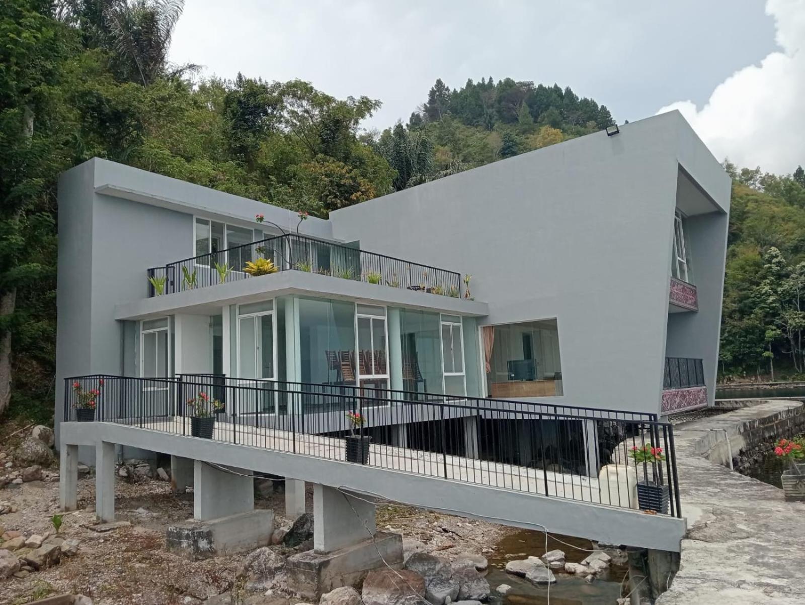 Tiara Bunga Hotel & Villa Balige Eksteriør billede