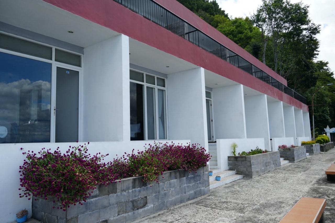 Tiara Bunga Hotel & Villa Balige Eksteriør billede