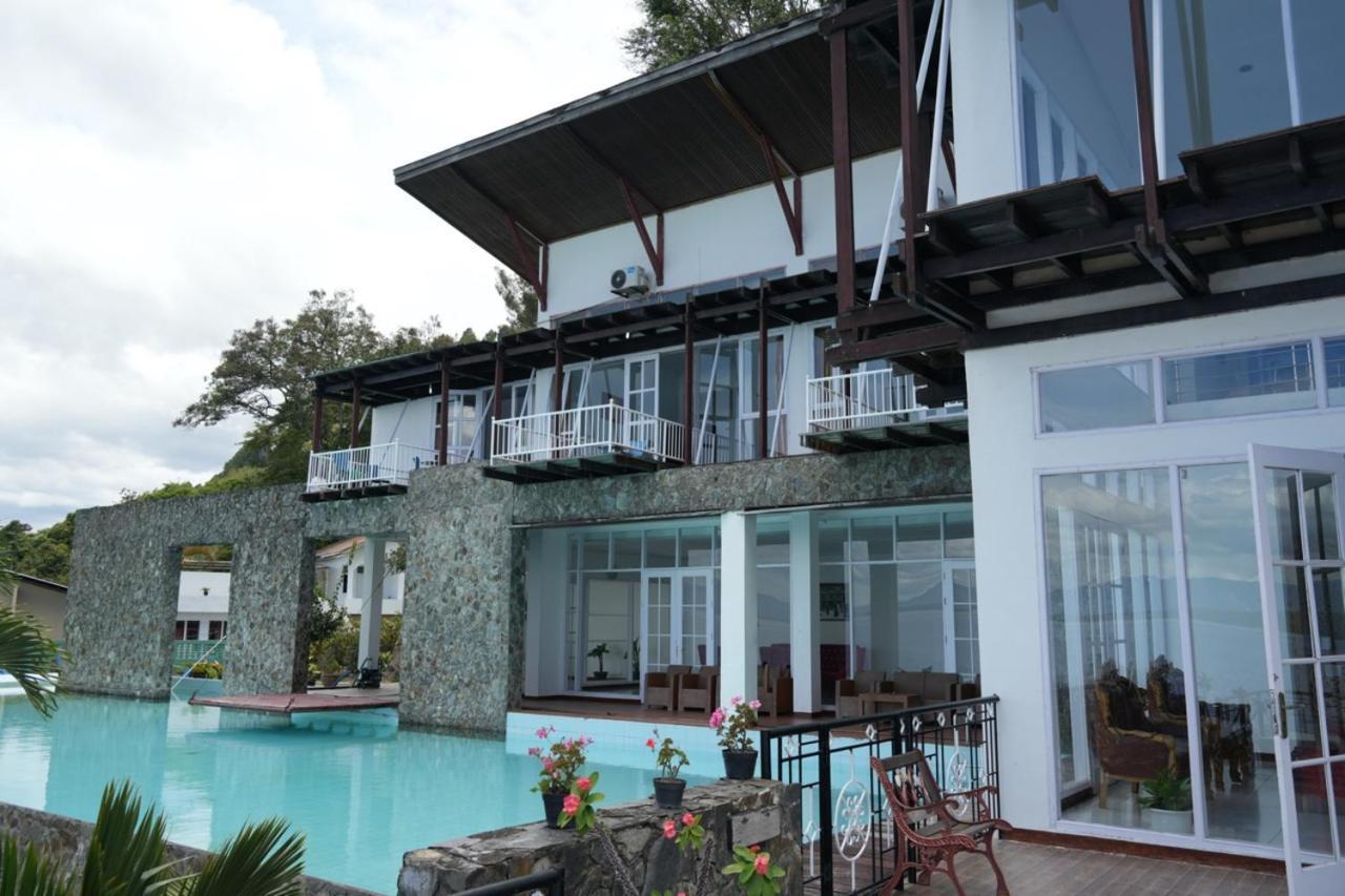 Tiara Bunga Hotel & Villa Balige Eksteriør billede